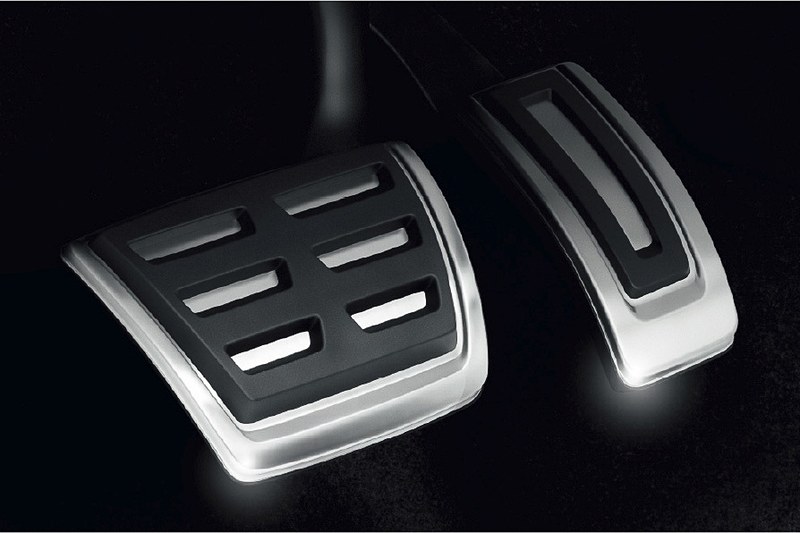 ポロ GTIのインテリアでは、専用のレザーステアリング＆レザーシフトノブ、アルミ調ペダルクラスター、タータンチェック模様の専用ファブリックシートなどを装着