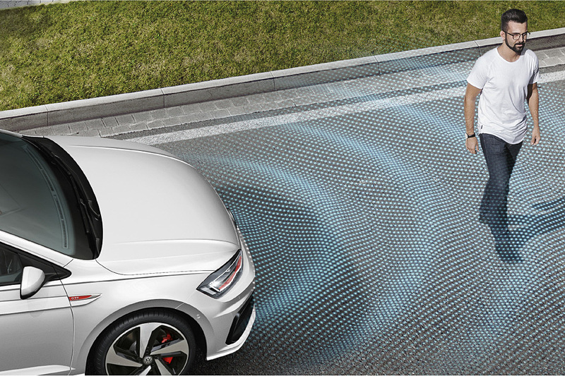 「プリクラッシュブレーキシステム“Front Assist”（歩行者検知対応シティエマージェンシーブレーキ機能付）」（左）や「アダプティブクルーズコントロール（全車速追従機能付）」（右）などの先進運転支援システムを標準装備