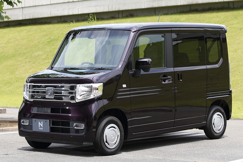 N-VAN ＋STYLE COOL・Honda SENSING。ボディカラーは＋STYLE COOL専用色の「プレミアムベルベットブルー・パールII」。このグレードのみロールーフ仕様でリアゲート上にスポイラーが付く