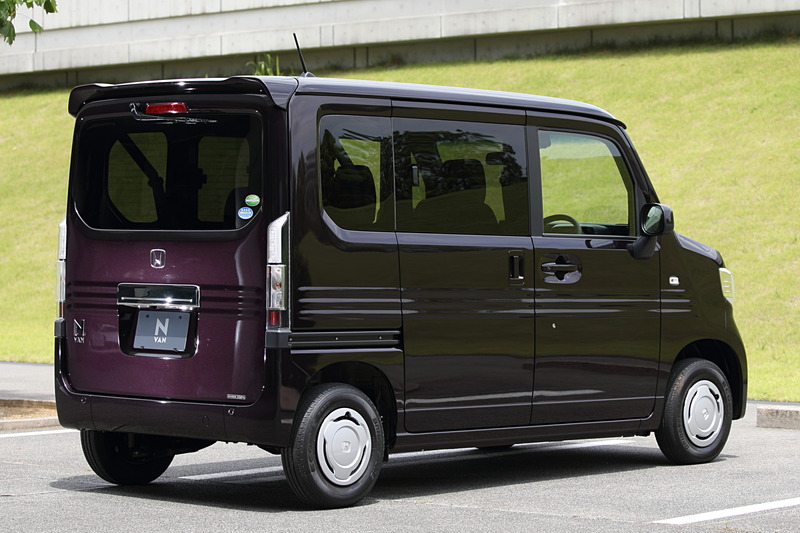 N-VAN ＋STYLE COOL・Honda SENSING。ボディカラーは＋STYLE COOL専用色の「プレミアムベルベットブルー・パールII」。このグレードのみロールーフ仕様でリアゲート上にスポイラーが付く