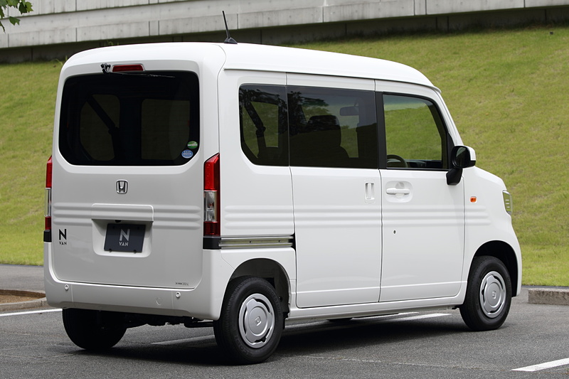 スタンダードなグレードのN-VAN L・Honda SENSING。ボディカラーは「タフホワイトII」