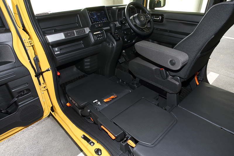 助手席にダイブダウン機構を採用したことで、スペース長2635mm（＋STYLE COOLのUSBオーディオ装着車は2560mm）を実現した