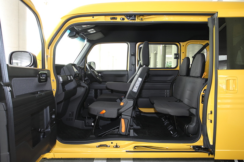 スライドドアは左右にあり、開閉は手動。助手席側は軽バン初採用となる助手席側センターピラーレス（ドアインピラー構造）となっている。これにより助手席ドアも開けると1580mmの大きな開口部が生まれる