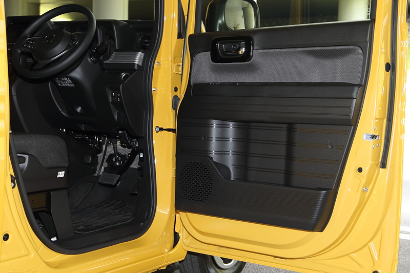 運転席側ドア。こちらもほぼ直角まで開くので乗り降りしやすい