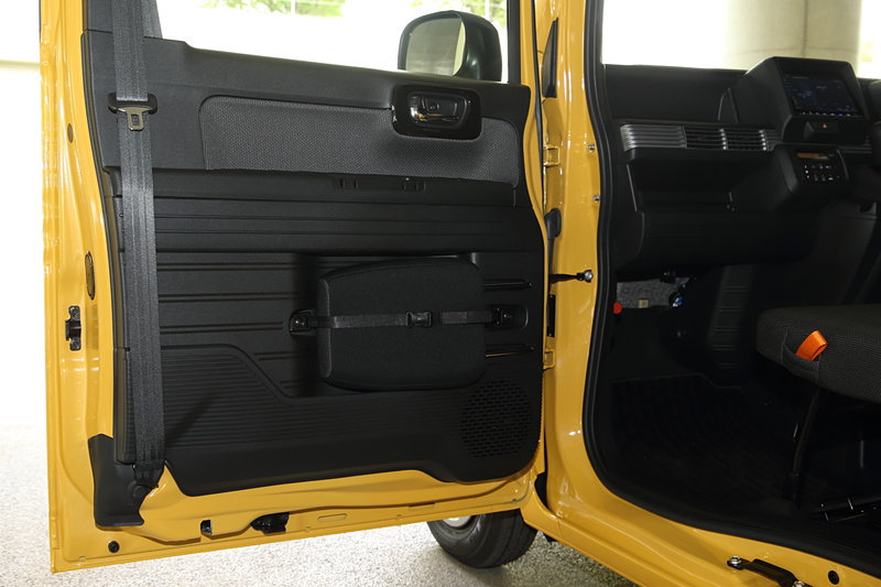 助手席側ドア。ほぼ直角まで開く