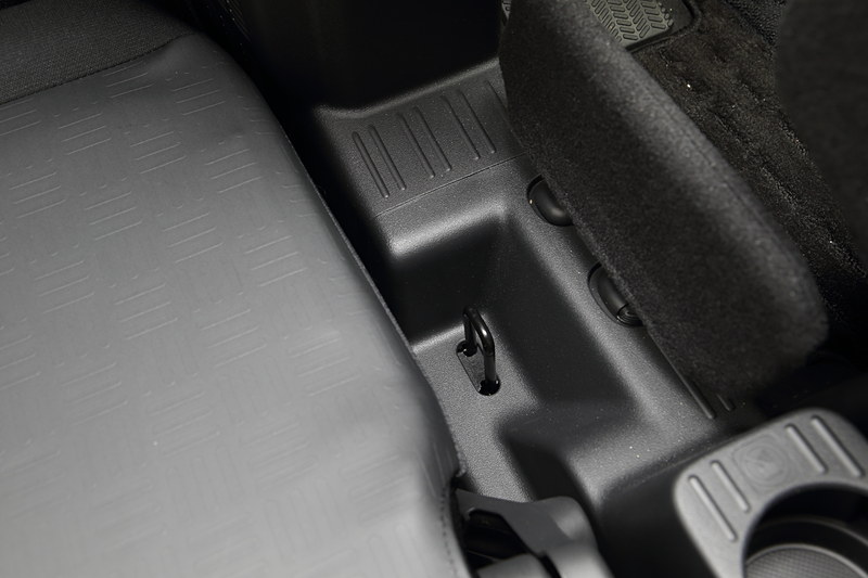 タイダウンベルトなどを引っかけるフックは全8カ所ある。この部分は助手席右足下