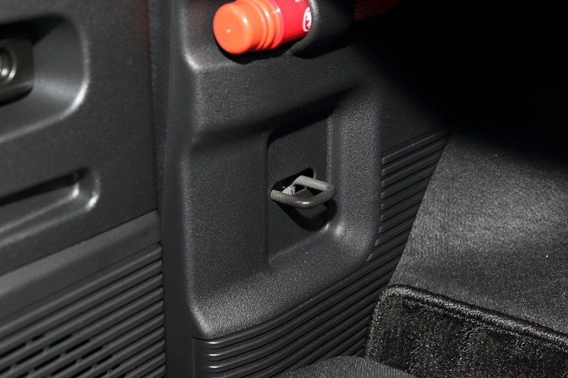 助手席左足下前。発煙筒の下