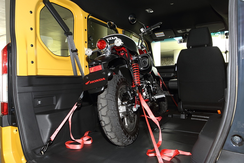 7月12日に発売となる「モンキー125」を積んでみた。FFベースなので荷室床面地上高は525mm（4WDは540mm）と低く、積み降ろしもしやすい。モンキー125の車体サイズは1710×755×1030mm（全長×全幅×全高）。N-VANハイルーフ車はテールゲート開口部高が1300mm、荷室高は1365mm。ロールーフ車は開口部が1200mm、荷室高が1260mm