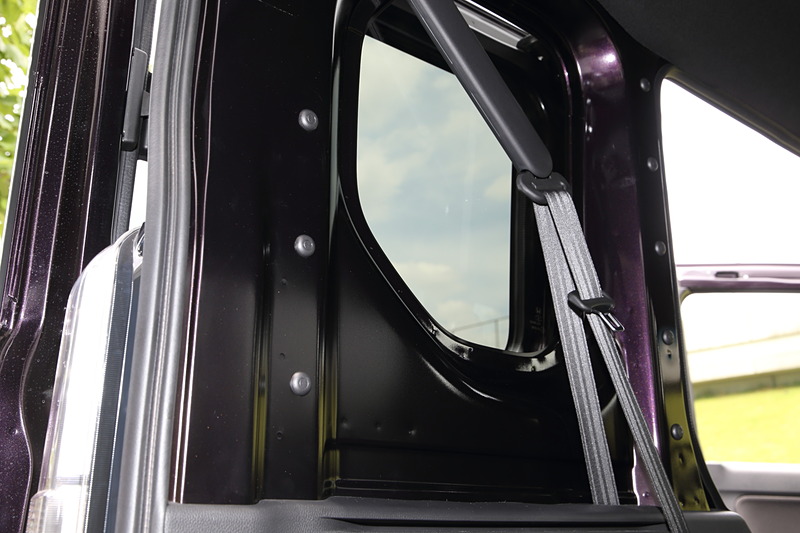 荷室後方の壁面にはユーティリティナットを設定。数は左右で28カ所（＋STYLE COOLは26カ所）。この面は垂直に立っているのでユーティリティナットを利用してのバーやボードの取り付けに適している