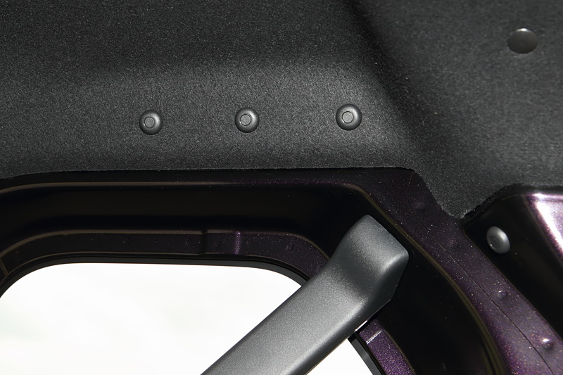 荷室後方の壁面にはユーティリティナットを設定。数は左右で28カ所（＋STYLE COOLは26カ所）。この面は垂直に立っているのでユーティリティナットを利用してのバーやボードの取り付けに適している