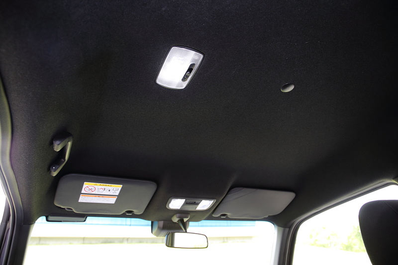 助手席側の利便性が高いことに併せて、助手席側の天井には「LEDワークランプ」を設けている（GとLを除く）