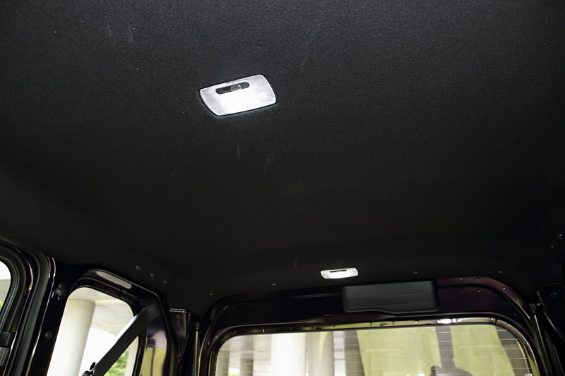 そのほか、後席上、荷室上それぞれに「LEDルームランプ」が付く（GとLは電球式）