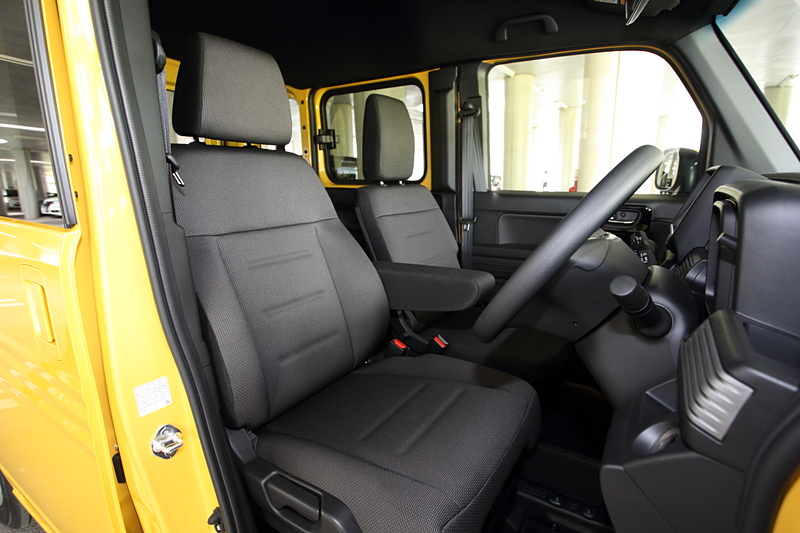 1人乗りを基準としているので、運転席のシートは乗用車と同等。G以外のCVT車はシート左側にアームレストを装備。助手席はダイブダウンだけでなくシートバックが前倒れした状態で止めることもできるので、休憩時などにはテーブルとして使える
