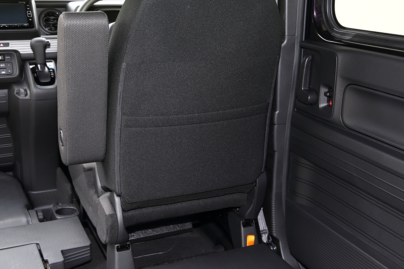 運転席シートの後方にはポケットを装備