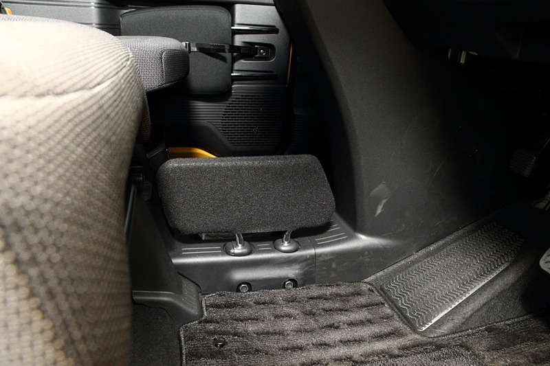 運転席と助手席の間はウォークスルーだが、助手席側から運転席側の足下に荷物などが転がってこないよう、小物侵入防止板が標準装備される
