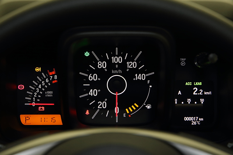 メーターは3眼スタイル。センターに速度と燃料計、左はタコメーターとシフトポジション、時計。右がマルチインフォメーションディスプレイとなる