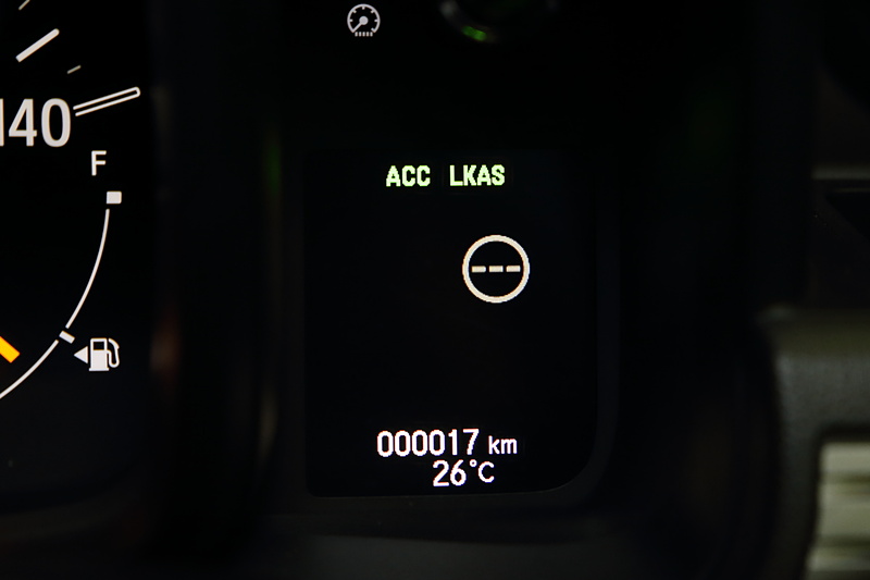 メーターは3眼スタイル。センターに速度と燃料計、左はタコメーターとシフトポジション、時計。右がマルチインフォメーションディスプレイとなる