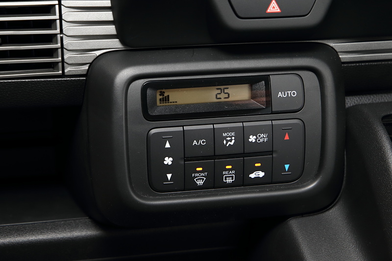 フルオートエアコンが全車標準装備。Gを除く全車に「PM2.5対応高性能集塵フィルター」も装備する