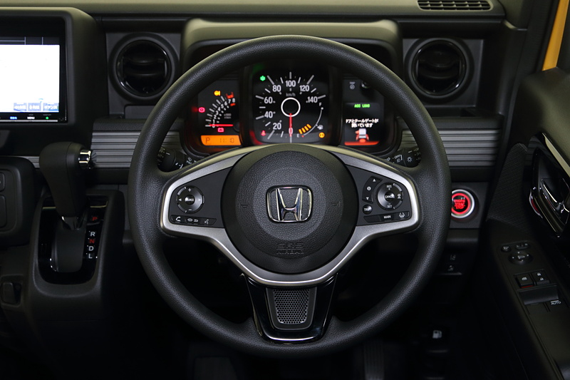 ＋STYLEの2モデルでは、オーディオを助手席側のトーボード内に配置していて本体は見えない「USBオーディオ」を採用。操作はステアリングスイッチで行ない、オーディオの情報はマルチインフォメーションディスプレイで確認