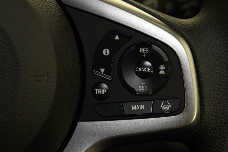 ＋STYLEの2モデルでは、オーディオを助手席側のトーボード内に配置していて本体は見えない「USBオーディオ」を採用。操作はステアリングスイッチで行ない、オーディオの情報はマルチインフォメーションディスプレイで確認