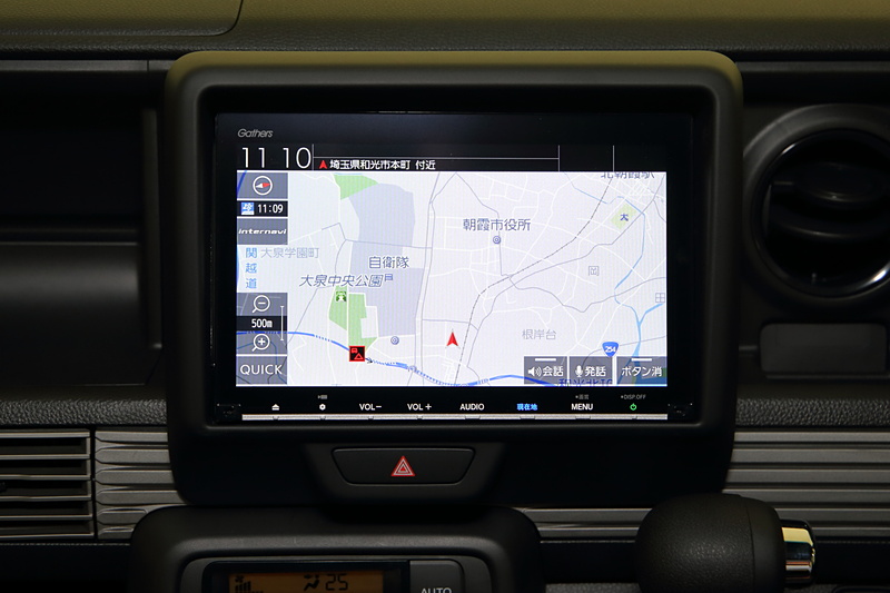 撮影車はメーカーオプションの8インチプレミアムインターナビを装備。＋STYLE FUNと＋STYLE COOLのUSBオーディオ車の場合、ここは小物入れとなる