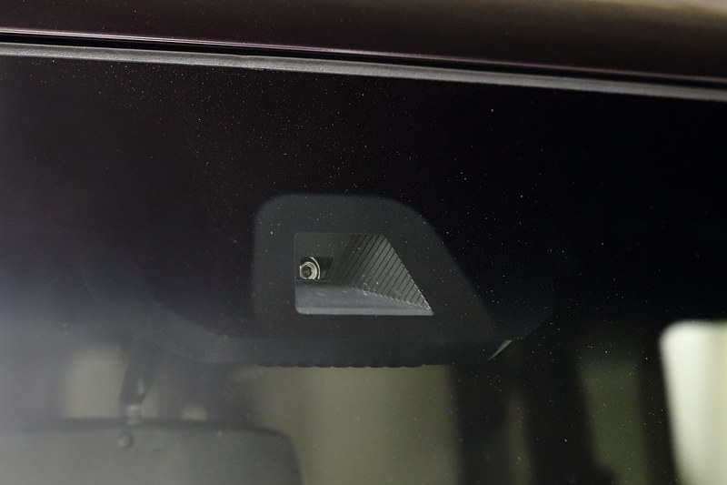 フロントウィンドウに単眼カメラ。バンパー右側にミリ波レーダーを装備。フロントウィンドウはGとLがUVカット。＋STYLE FUNと＋STYLE COOLはIRカット/UVカット機能付き。フロントの左右ドアウィンドウもGとLは高熱波吸収/UVカット。＋STYLE FUNと＋STYLE COOLはIRカット/スーパーUVカットとなっている