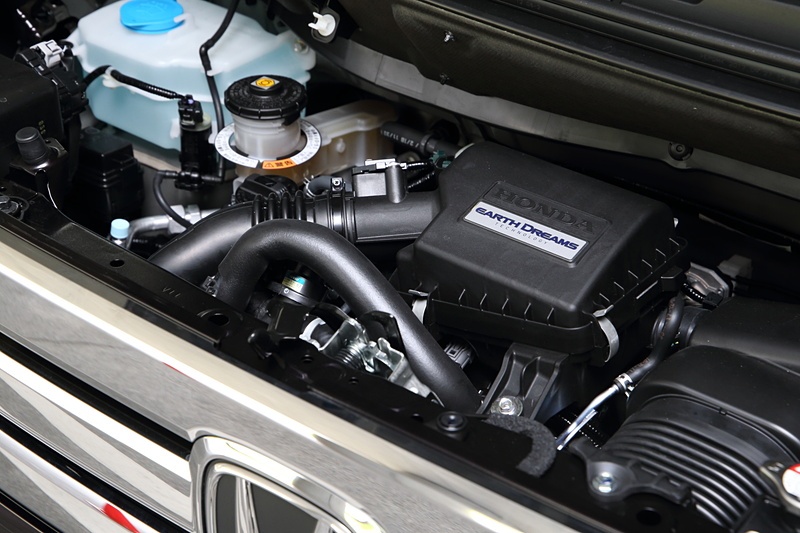 「S07B」型エンジン。直列3気筒DOHC 0.66リッターの横置き。最高出力は39kW（53PS）/6800rpm、最大トルクは64N･m（6.5kgf･m）/4800rpm