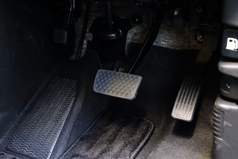 FF化したことでタイヤハウスが前方へ。それによって足下にはスペースができたので、ペダルレイアウトがより自然な位置になった。地味だが重要な部分だ。大型のフットレストも装備