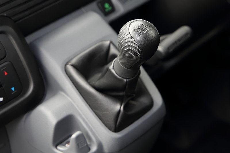 6速MTのシフトレバー。クラッチが付くのでCVT車のようなフットレストはないが、横に左足を置ける段差を設けている