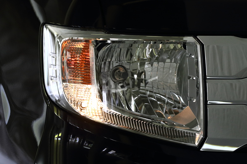 GとL、そして＋STYLE COOLはマルチリフレクターハロゲンヘッドライト。マニュアルレベリングとなる。＋STYLE COOLにはオートライトコントロール機能が付く