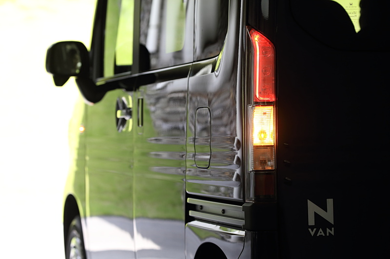 リアコンビネーションランプの点灯パターン。写真は＋STYLE COOLでこのグレードのみレンズがクリア。ほかはレッド＆クリア