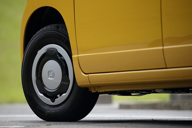 全車、12インチスチールホイールを装着。タイヤサイズは145/80 R12 80/78N LT。これは＋STYLE FUN専用ホイールキャップ