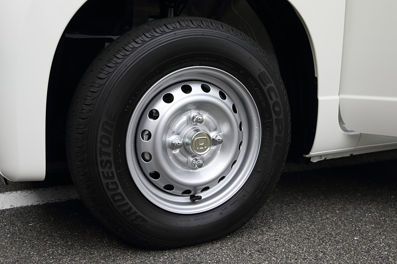 GとLはホイールキャップなし。ハブ部には“Ｈ”マーク入りのセンターキャップが付く