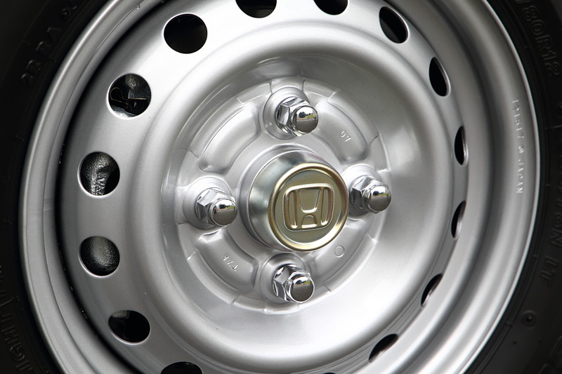 GとLはホイールキャップなし。ハブ部には“Ｈ”マーク入りのセンターキャップが付く