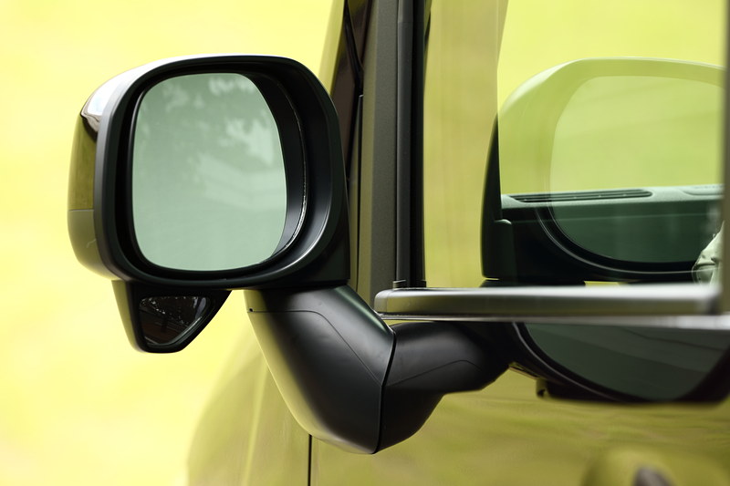 ドアミラーは電動格納式。左側はサイドアンダーミラー付き。＋STYLEシリーズとLはミラーカバーの上がボディ色。Gはブラック1色