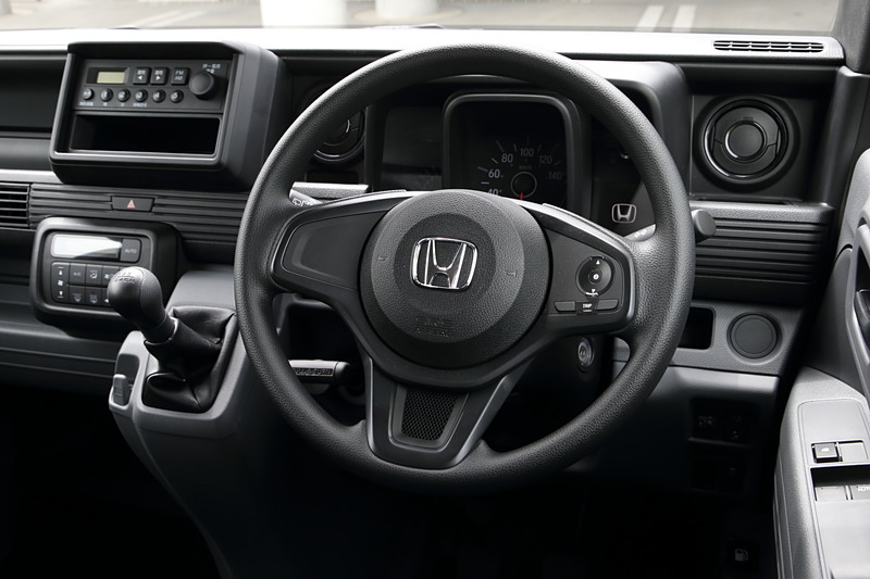 GとLはインパネまわりの加飾もシンプルになる。エンジンスタートも＋STYLEシリーズがプッシュボタンなのに対してキー式