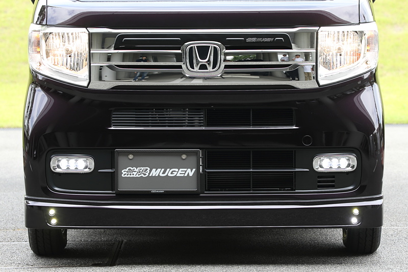 フロントアンダースポイラーのLEDはエアロのイルミネーション設定なので、ヘッドライトやフォグランプと同時点灯しても法規上、問題ない