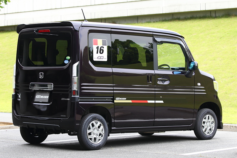 マフラーはスポーツエキゾーストシステムを装着。シングル出しだが、テールは2重管構造の75φで存在感を出す