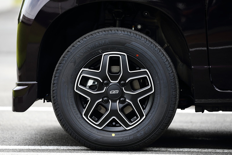 アルミホイールはN-VAN専用に開発した「MD5」で径は12インチ。切削＋つや消しブラック塗装の「フラットブラックミラーフェイス」（左）と切削＋シルバー塗装の「メタルシルバーミラーフェイス」（右）の2色を設定