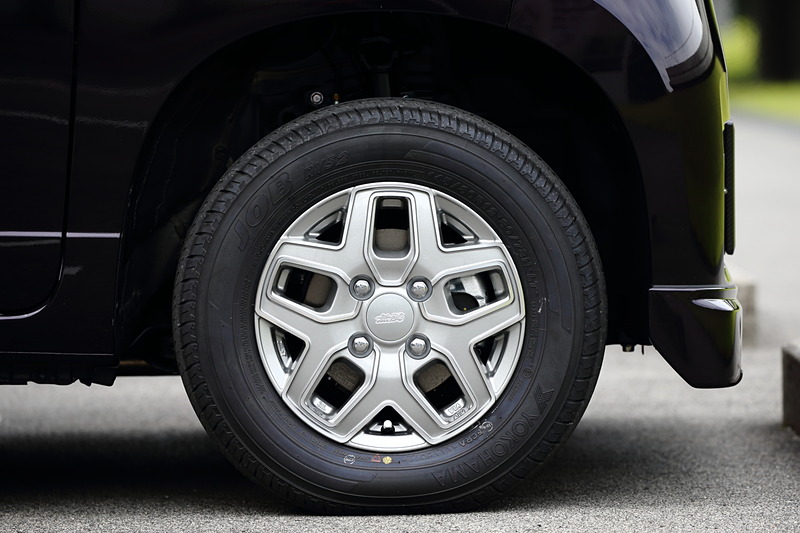 アルミホイールはN-VAN専用に開発した「MD5」で径は12インチ。切削＋つや消しブラック塗装の「フラットブラックミラーフェイス」（左）と切削＋シルバー塗装の「メタルシルバーミラーフェイス」（右）の2色を設定