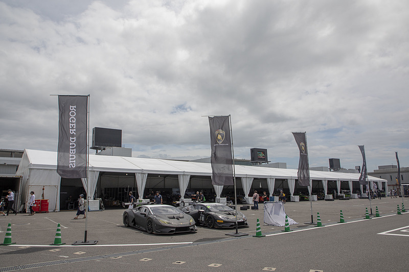 ランボルギーニ スーパートロフェオ・アジアシリーズの第3戦は、三重県鈴鹿市の鈴鹿サーキットで開催された。この日はプランパン GTシリーズ アジアの第5戦と第6戦も開催されていたので、スーパートロフェオ・アジアシリーズのピット作業はパドック内の仮設テントで行なわれた