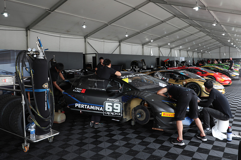 このレースでは海外チームの参戦も多いので、ピットの雰囲気も独特。海外のサーキットに行かずとも、海外のレースを観戦するような気分になるかも