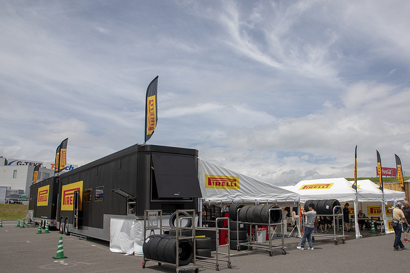 ランボルギーニ スーパートロフェオのタイヤはピレリのワンメイクなので、ピットの横にはピレリのサービステントも設けてある