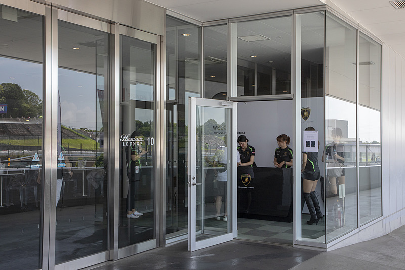 こちらは招待客用となるランボルギーニのホスピタリティスペース内部。高級スポーツカーメーカーだけに豪華な作りになっていた。レーススポンサーである高級時計メーカー ロジェ・デュブイのブースなど設けられている