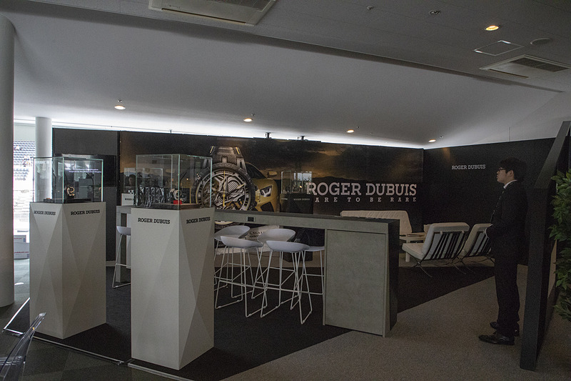 こちらは招待客用となるランボルギーニのホスピタリティスペース内部。高級スポーツカーメーカーだけに豪華な作りになっていた。レーススポンサーである高級時計メーカー ロジェ・デュブイのブースなど設けられている