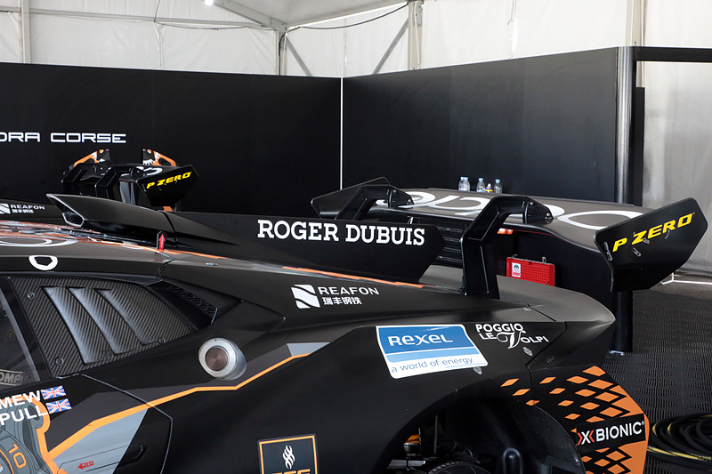 ウラカン スーパートロフェオ EVOはリアフードのフィンをはじめ、空力面での性能が従来モデルに対して大幅に向上。安全面もより高めた作りになっている