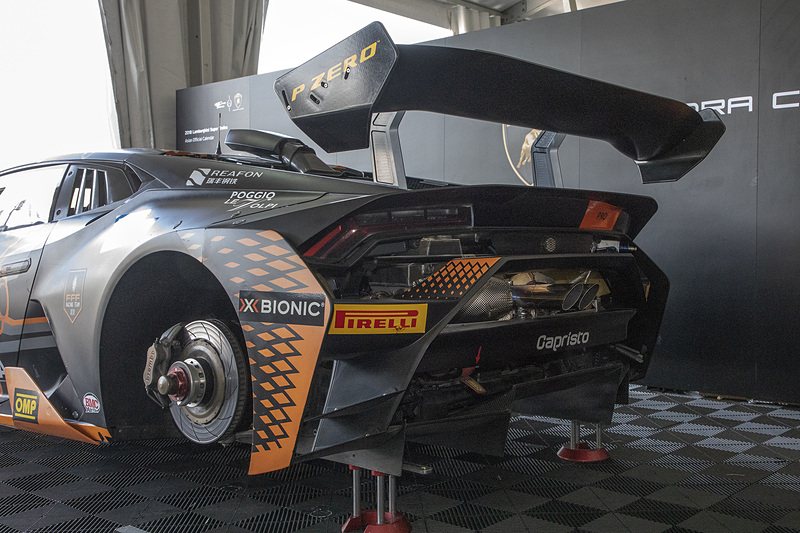 ウラカン スーパートロフェオ EVOはリアフードのフィンをはじめ、空力面での性能が従来モデルに対して大幅に向上。安全面もより高めた作りになっている