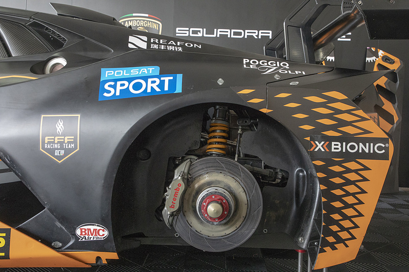 ウラカン スーパートロフェオ EVOのサスペンション。構造はダブルウィッシュボーン。ホイールはモノロック式で前後18インチ。タイヤはフロントが305/645 18、リアが315/680 18