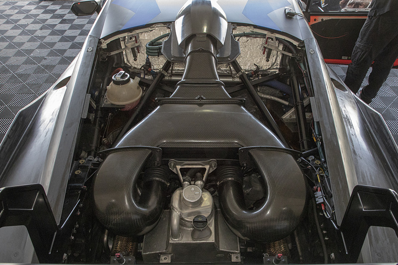 駆動方式は2WD（MR）。エンジンはV型10気筒 5.2リッターで最高出力は620CV/8250rpm、最大トルクは570N･m/6500rpm。トランスミッションは6速シーケンシャル