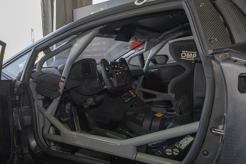 車内の様子。パワステは付いているがエアコンはないので、気温が高いときのレースではクールスーツなどを使用する